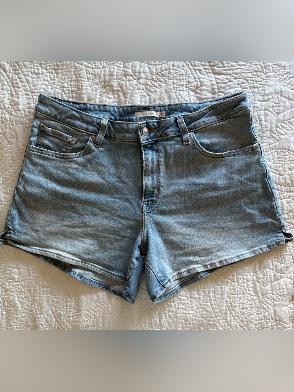 Levi's Mid-Rise A-Line Denim Shorts Light Wash NWOT Sz 32